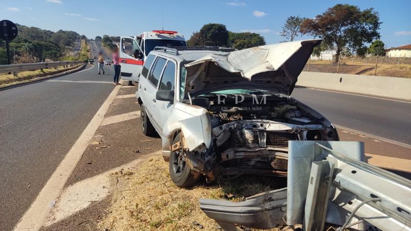 Pintor fica ferido após colidir carro em guard-rail na Cândido Portinari