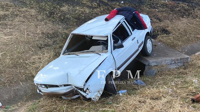 Motorista perde controle de veículo, arrebenta cerca e atinge guard-rail