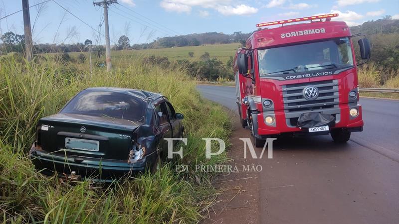 Família passa por momentos de pânico após carro capotar em rodovia da região