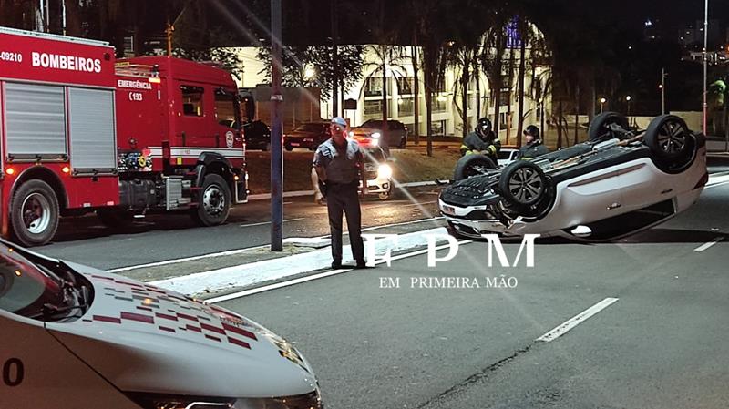 Motorista tenta ultrapassagem, atinge veículo e capota em avenida de Franca