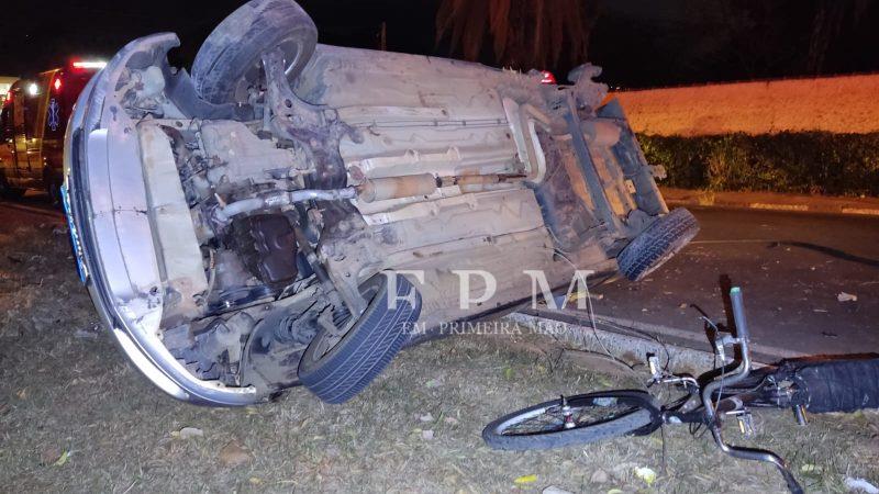 Motorista perde controle de veículo, derruba árvore e capota em avenida de Franca