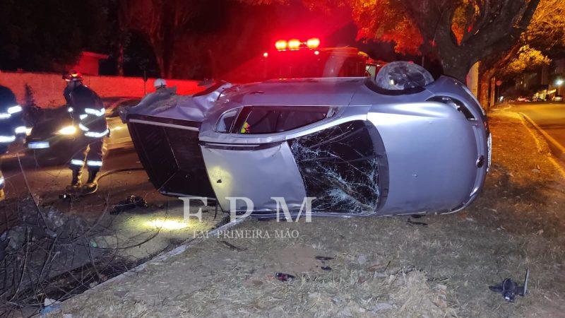 Motorista perde controle de veículo, derruba árvore e capota em avenida de Franca