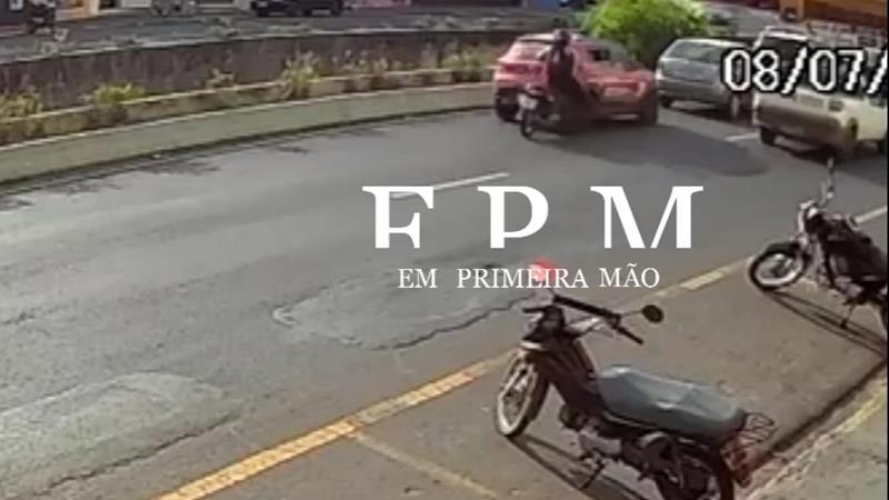 Colisão traseira entre moto e carro é registrada por câmera de segurança em avenida de Franca