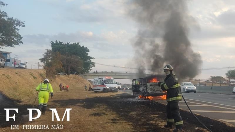 Kombi fica destruída após pane elétrica na Cândido Portinari, em Franca