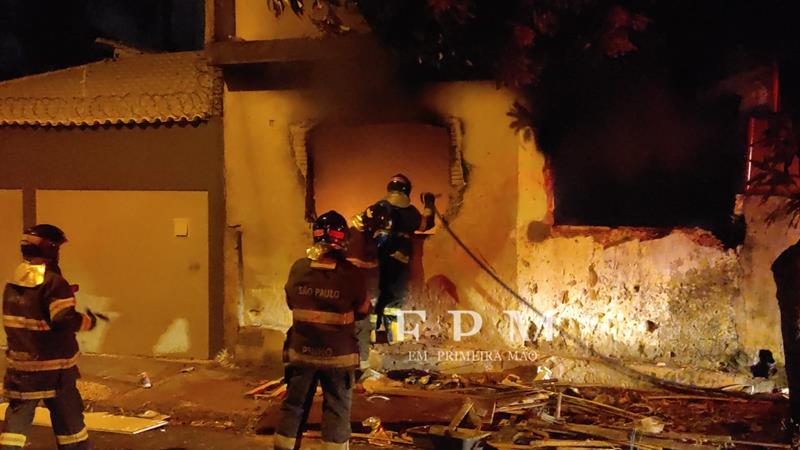 Incêndio em casa abandonada mobiliza equipes do Corpo de Bombeiros em Franca