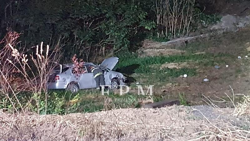 Carro despenca em barranco e capota na Fábio Talarico, em Franca