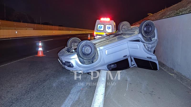 Motorista capota carro após atingir moto na Cândido Portinari