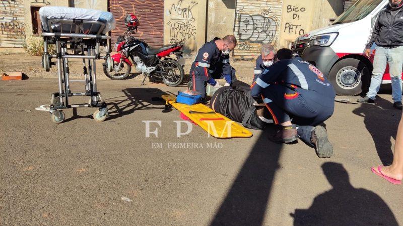 Motociclista é socorrido com ferimento gravíssimo após colidir em veículo