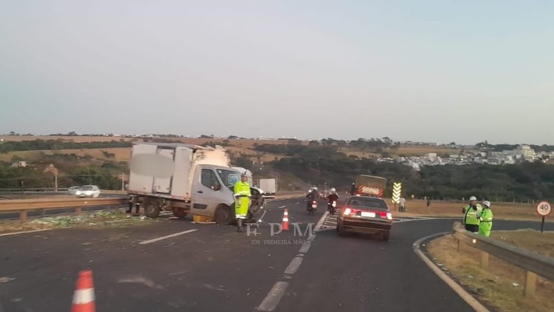 Caminhão fica atravessado em rodovia após acidente em Franca