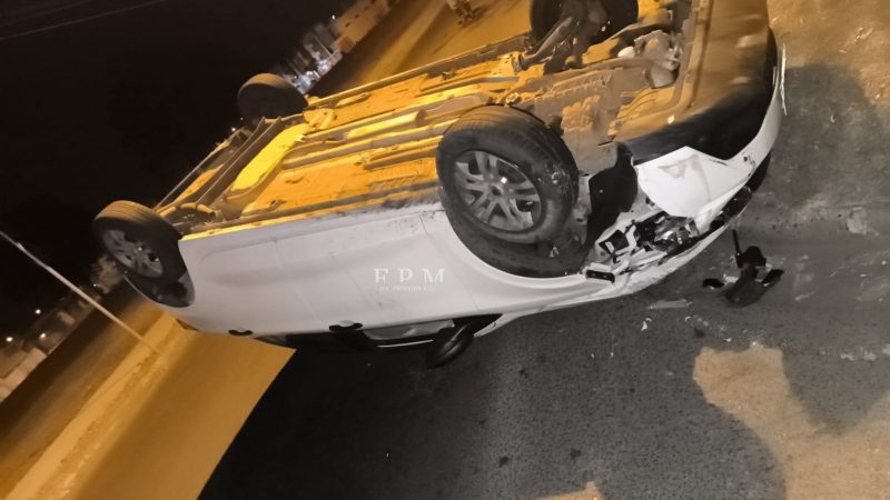 Motorista perde controle de veículo e capota em avenida de Franca