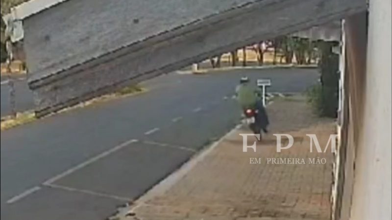 Motociclista fica ferido após perder controle e colidir com lixeira em Franca