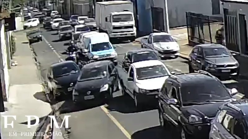 Motorista foge após atingir carro estacionado na Vila Aparecida, em Franca