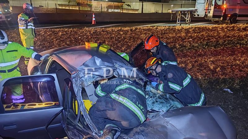 Colisão traseira entre carro e caminhão deixa motorista ferido em Franca