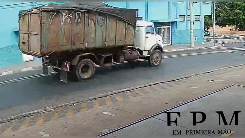 Caminhão de depósito de reciclagem é furtado no Jardim Guanabara, em Franca