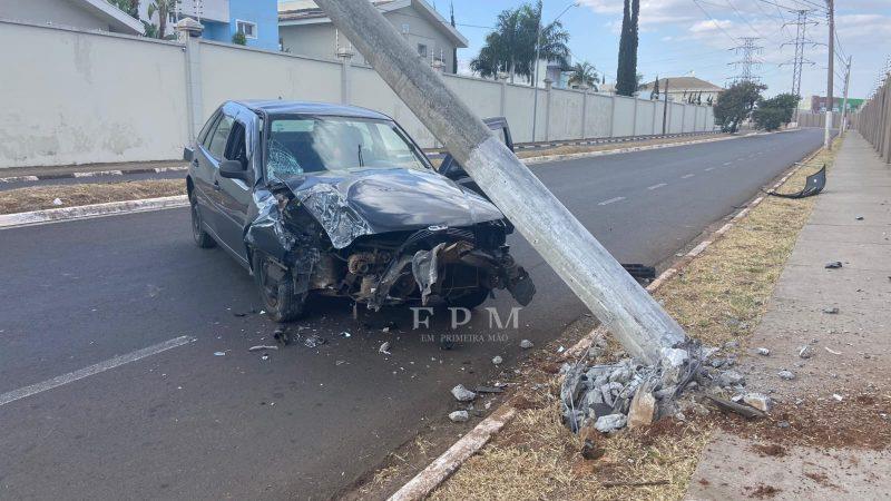 Motorista perde controle de veículo e colide com poste em avenida de Franca