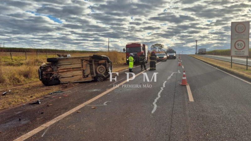 Colisão traseira termina em capotamento e deixa uma vítima fatal na Cândido Portinari