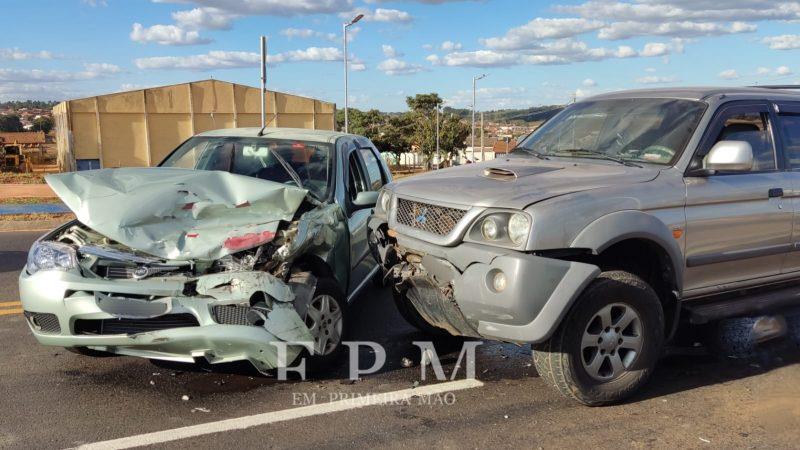 Mulher fica ferida após colisão frontal em avenida de Franca