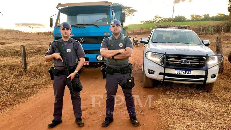 Polícia Militar localiza caminhão e Bobcat roubados em fazenda de Cristais Paulista