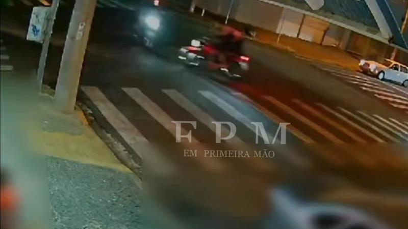 Três pessoas ficaram feridas em um grave acidente entre duas motos na avenida Brasil em Franca