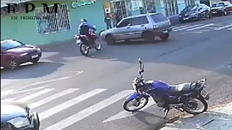 Acidente entre carro e moto é registrado por câmera de segurança em Franca