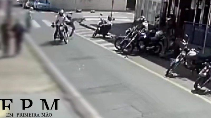 Idoso fica ferido após ser atropelado por moto no Centro de Franca