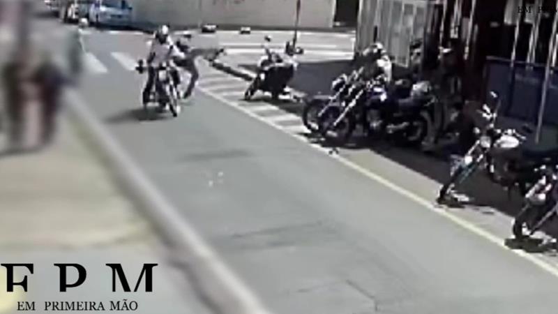 Idoso fica ferido após ser atropelado por moto no Centro de Franca