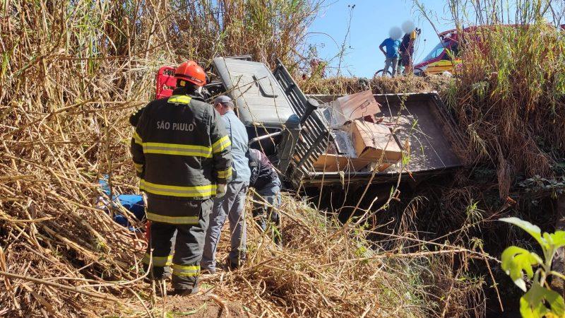 Motorista fica ferido após caminhão despencar em ponte