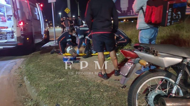 Motociclista sofre ferimento grave após perder controle em rotatória em Franca