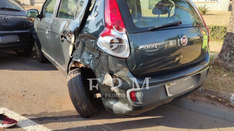 Homem sem CNH e alcoolizado bate em veículo estacionado e tomba carro em avenida de Franca