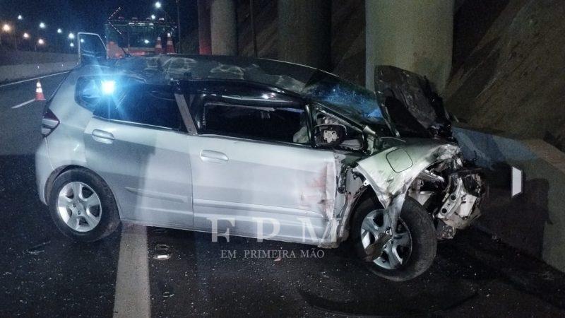 Carro despenca de viaduto após colisão no Leporace, em Franca