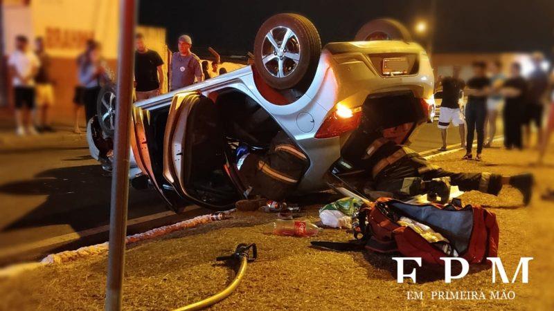 Motorista perde controle de veículo, bate em carro parado e capota em Franca