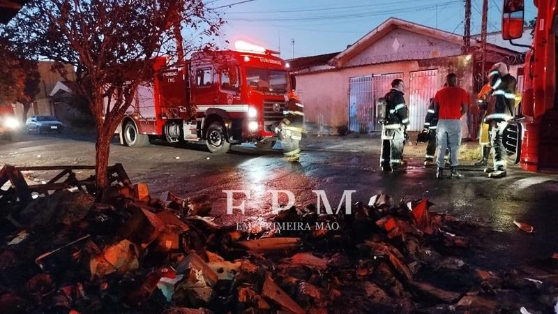 Incêndio em depósito de recicláveis mobiliza equipes do Corpo de Bombeiros em Franca