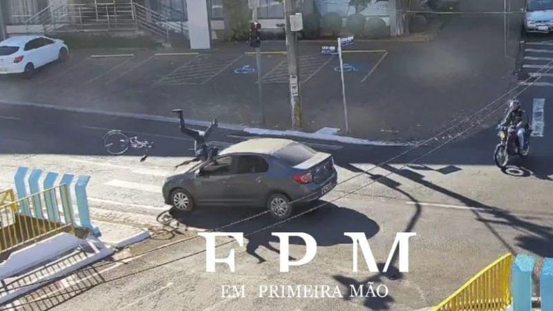 Motorista avança sinal vermelho e atropela ciclista em avenida de Franca