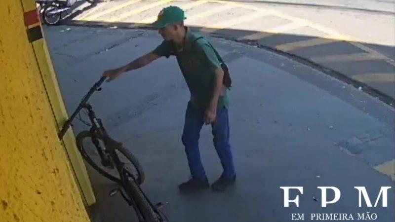 Câmera registra criminoso furtando bicicleta de trabalhador em Franca