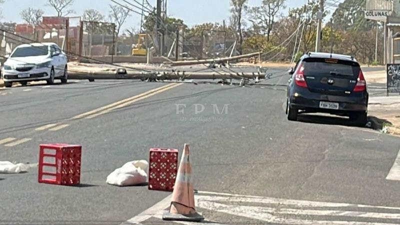 Avenida Geralda Rocha Silva é parcialmente interditada após queda de postes