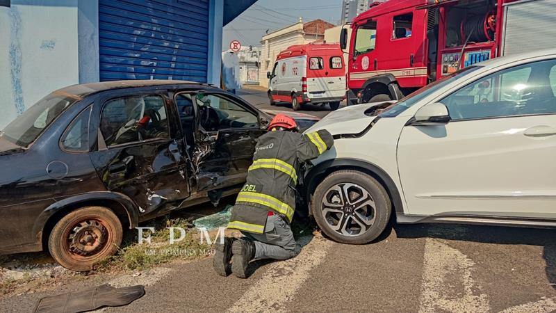 Motorista desrespeita sinal de pare e causa acidente na Estação em Franca