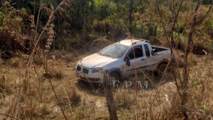 Carro capota em barranco após acidente em vicinal no Paiolzinho