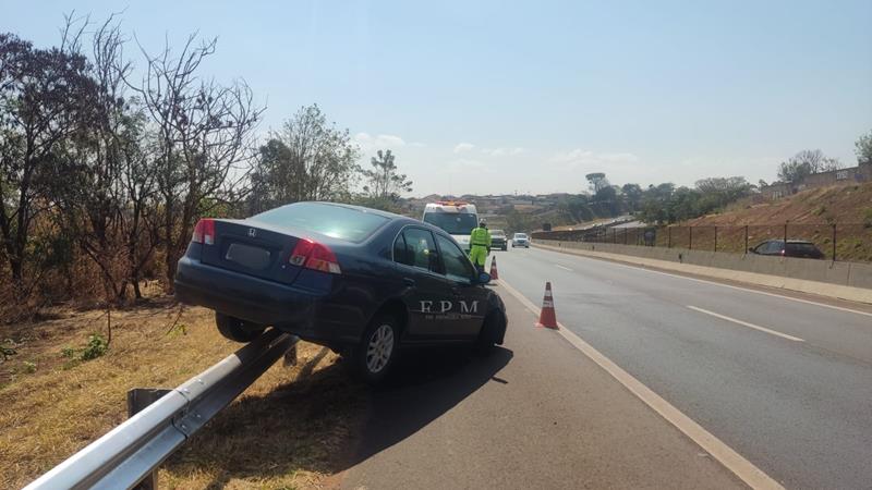 Motorista perde controle de veículo e carro fica preso em guard-rail na Cândido Portinari