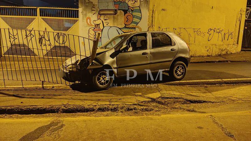 Mulher fica ferida após motorista perder controle e colidir com grade de ponto de ônibus em Franca