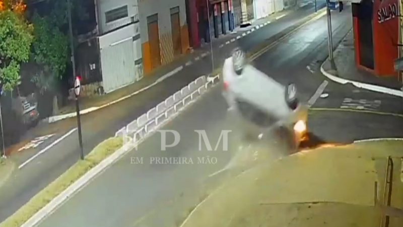 Capotamento em avenida de Franca deixa uma pessoa ferida