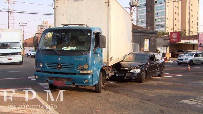 Crianças ficam feridas em colisão entre carro e caminhão na avenida Presidente Vargas