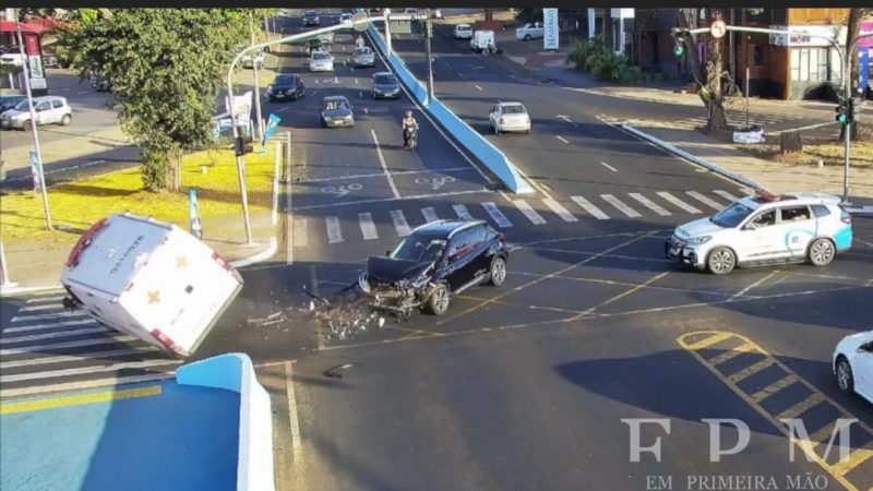 Câmera registrou colisão entre carro e ambulância que transportava preso em cruzamento de Franca