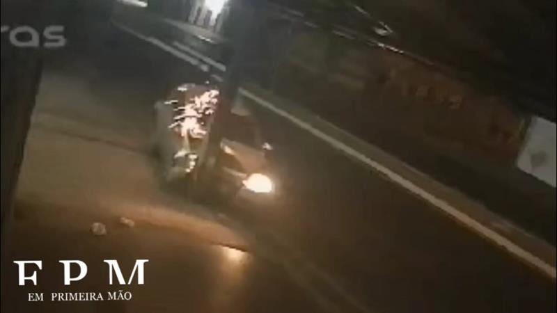 Motorista perde controle de veículo e colide contra poste em avenida de Franca