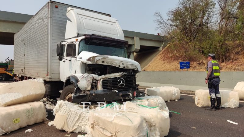 Motorista de carreta colide em mureta de viaduto e carga cai e atinge caminhão em rodovia