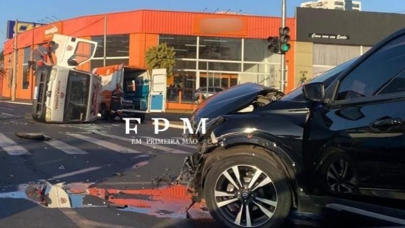 Ambulância que transportava preso tomba após colisão em cruzamento de Franca