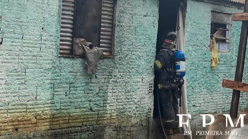 Incêndio destrói casa abandonada na Vila Formosa, em Franca