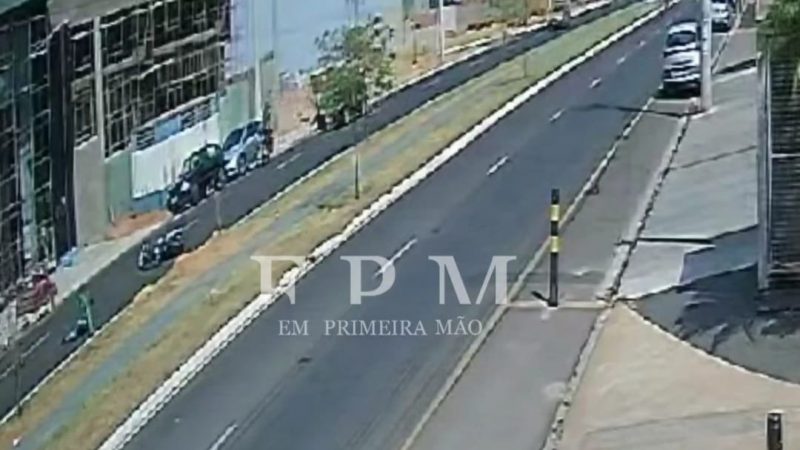 Motociclista é socorrido com ferimentos graves após acidente em avenida de Franca