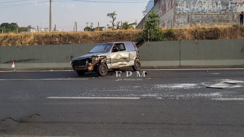 Acidente entre carro e carreta deixa rodovia parcialmente interditada em Franca