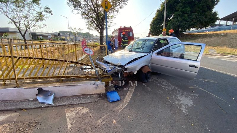 Motorista perde controle de veículo e capota na Avenida Hélio Palermo, em Franca