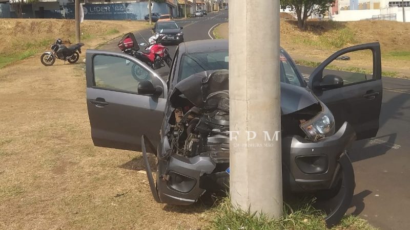 Jovem fica ferida após perder controle de veículo e colidir com poste em Franca